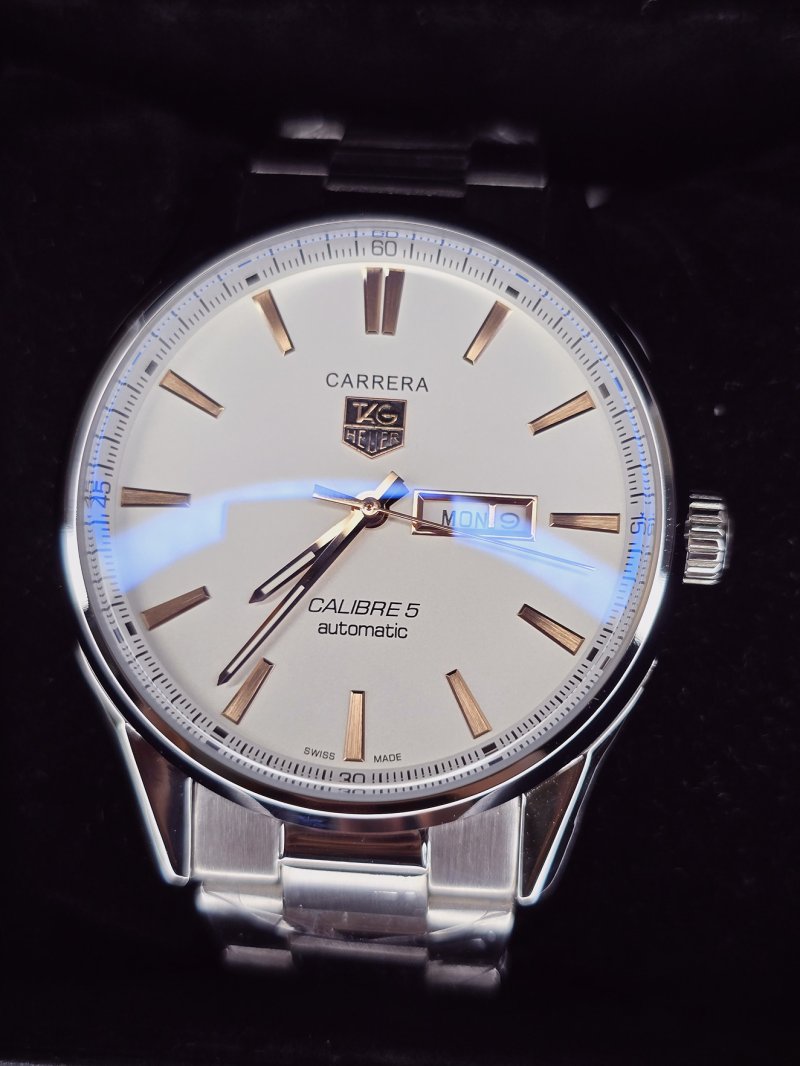 Tag Carrera Style – Automático com Mostrador Branco