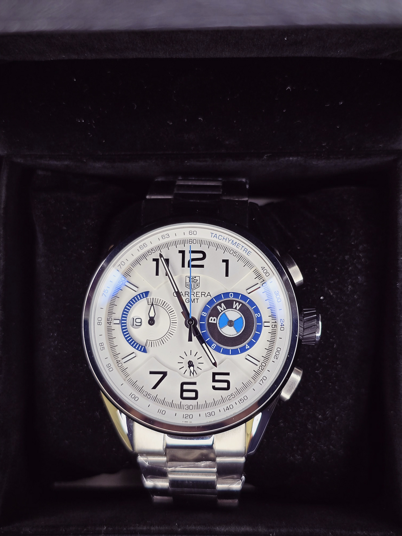 Carrera Style GMT – Cronógrafo com Mostrador Branco Esportivo